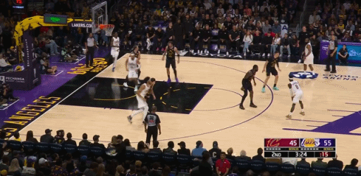 这个防守站位不应该 