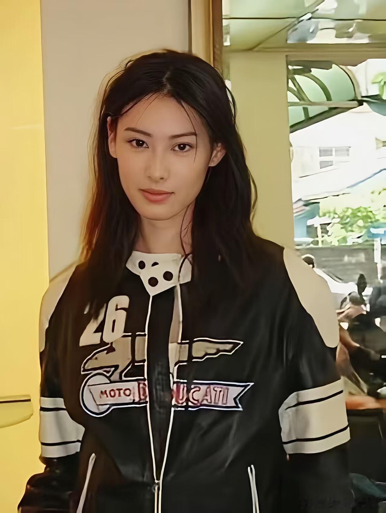 梁洛施 骨相绝杀真的有被年轻时候的她美到！好冷艳的一双眼睛！ 这张好美 