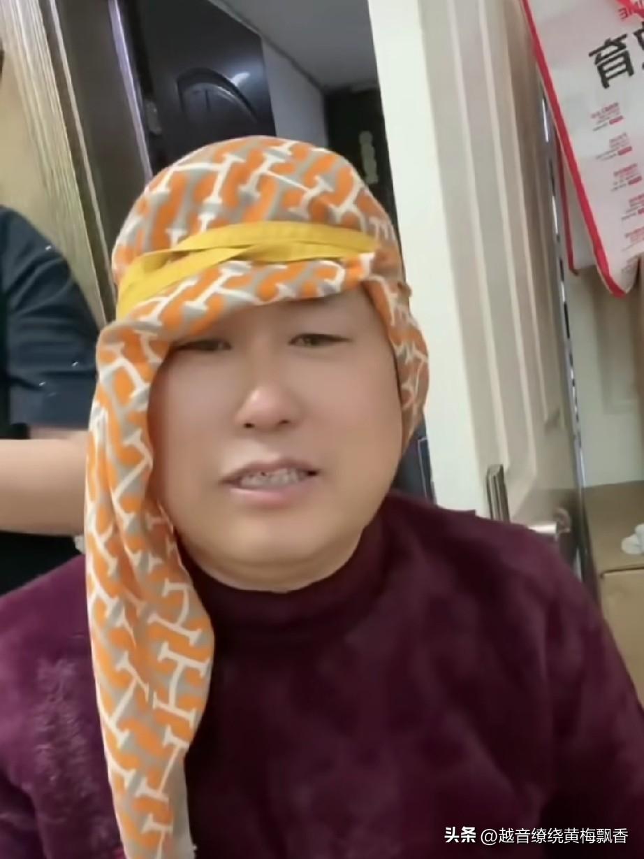孙立荣和老伴“小嫦娥”，在家玩得格外尽兴，小嫦娥头上裹着花头巾，孙立荣打趣说这模