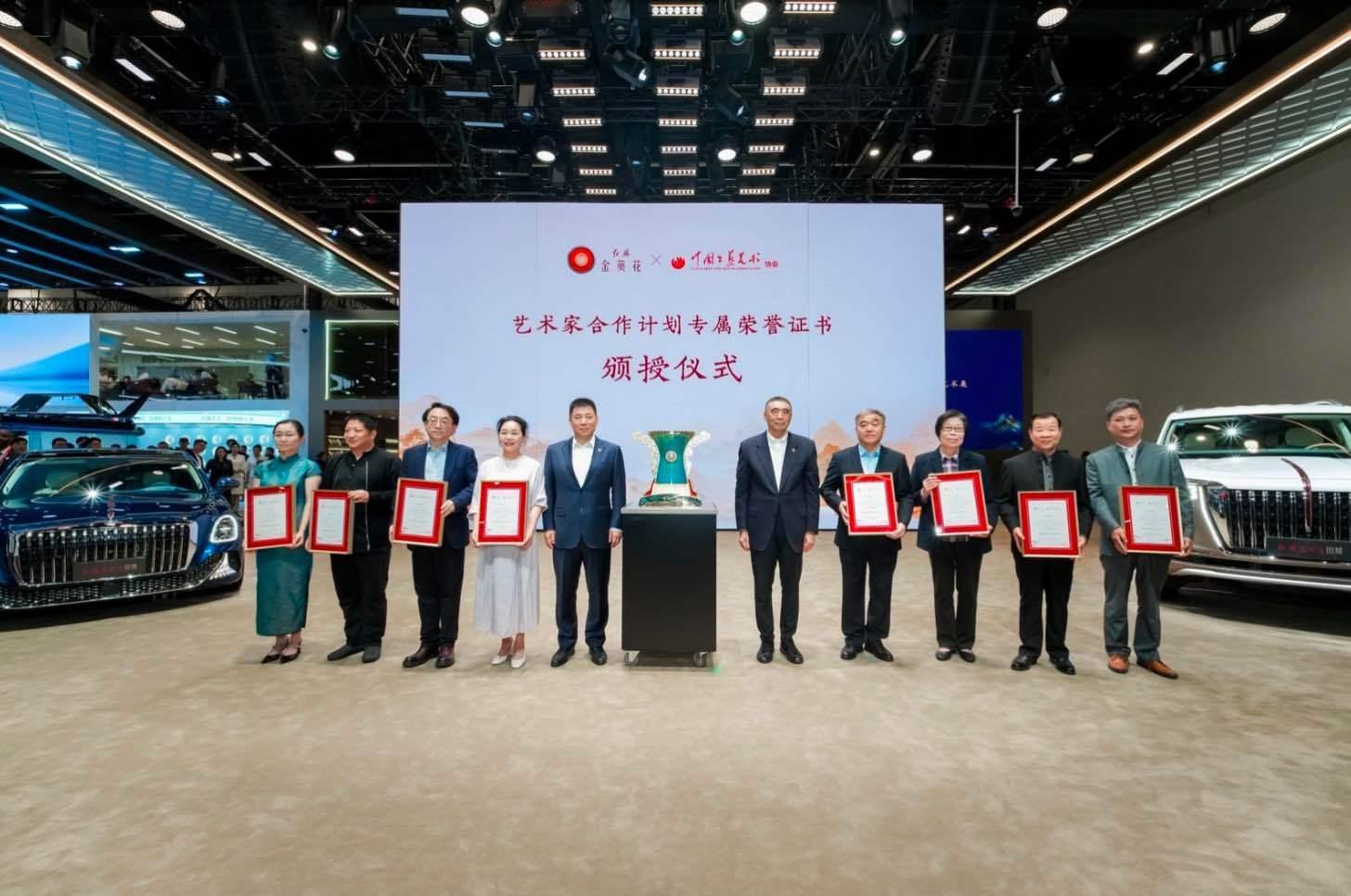 车若初见 红旗金葵花在此次北京车展，还举办了一场“鼎礼东方”的高定艺术展。中国第