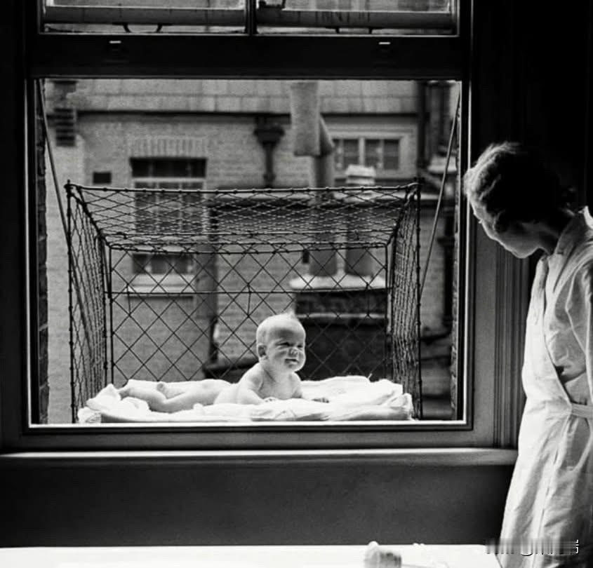 1922年美国，妈妈把婴儿放笼中悬挂窗外放风

20世纪30年代的英美，很多家庭