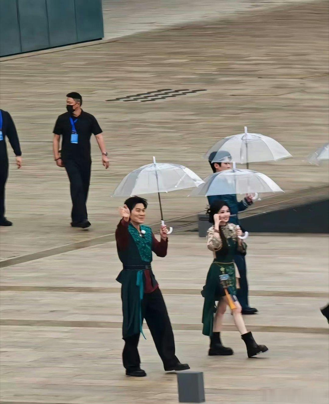 李晨夸过白鹿不止一次李晨说白鹿是开心果担当李晨扛着白鹿踩指压板 李晨提到大家常聚