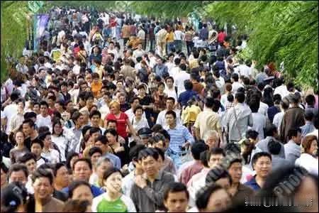 退休了，你还愿意和我孩子一起去旅行吗？
五一小长假，各个景点都人满为患，年年都是