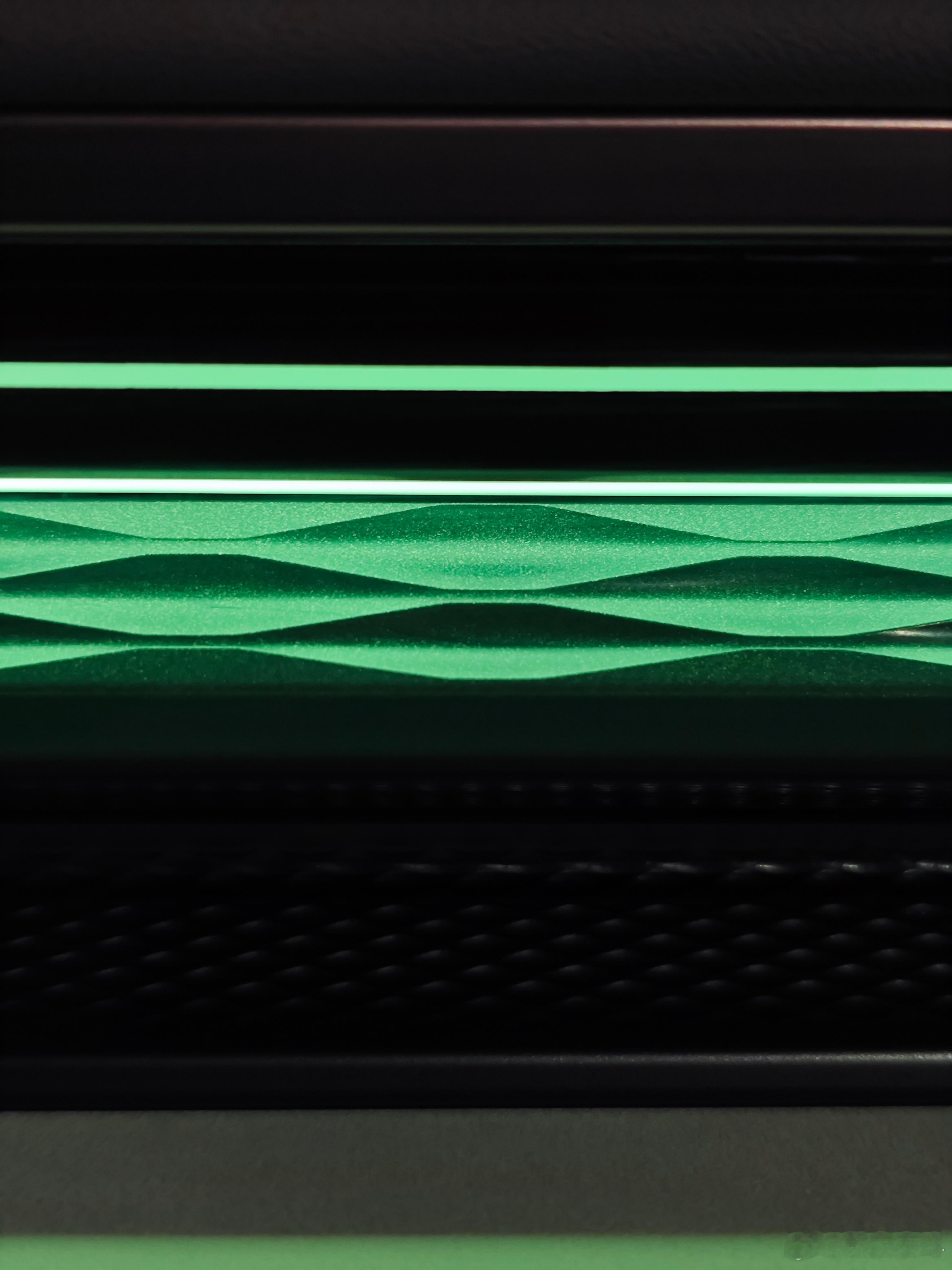 7X的氛围灯，从007车尾传承的水波纹