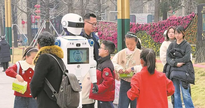 混编巡逻、智能眼镜“慧眼识车”……“成都造”新锐装备开展场景应用机器人