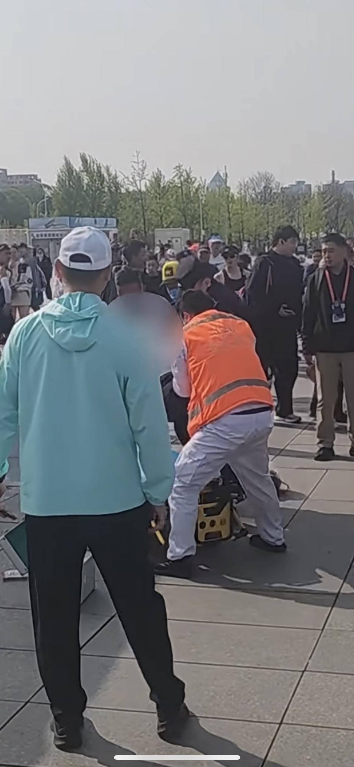 4月12日，北京半程马拉松终点处，发生令人揪心的一幕，一位男性参赛选手在冲过终点