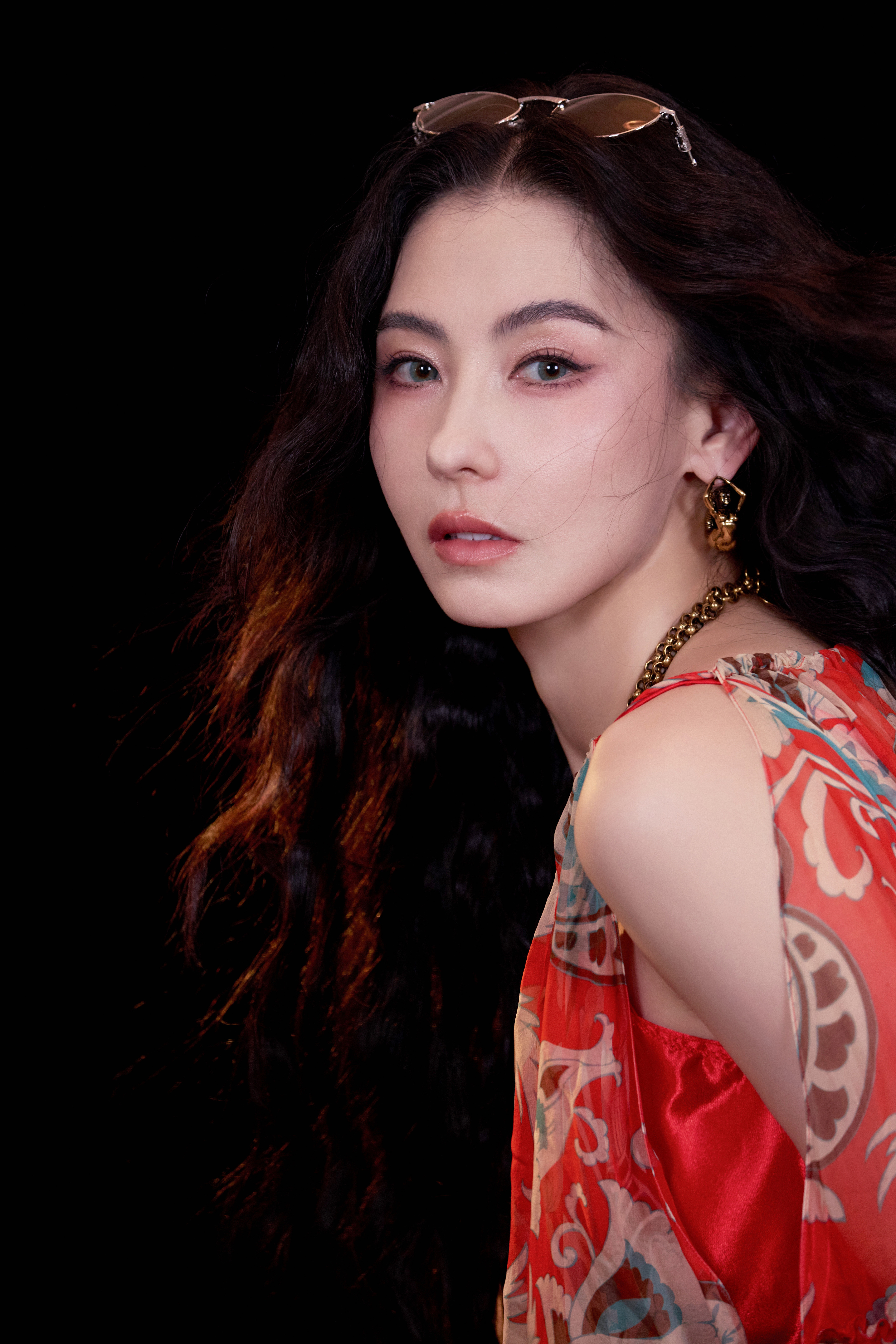 张柏芝波西米亚风超季礼服 张柏芝身穿Etro 2026春夏系列超季礼服出席一路繁