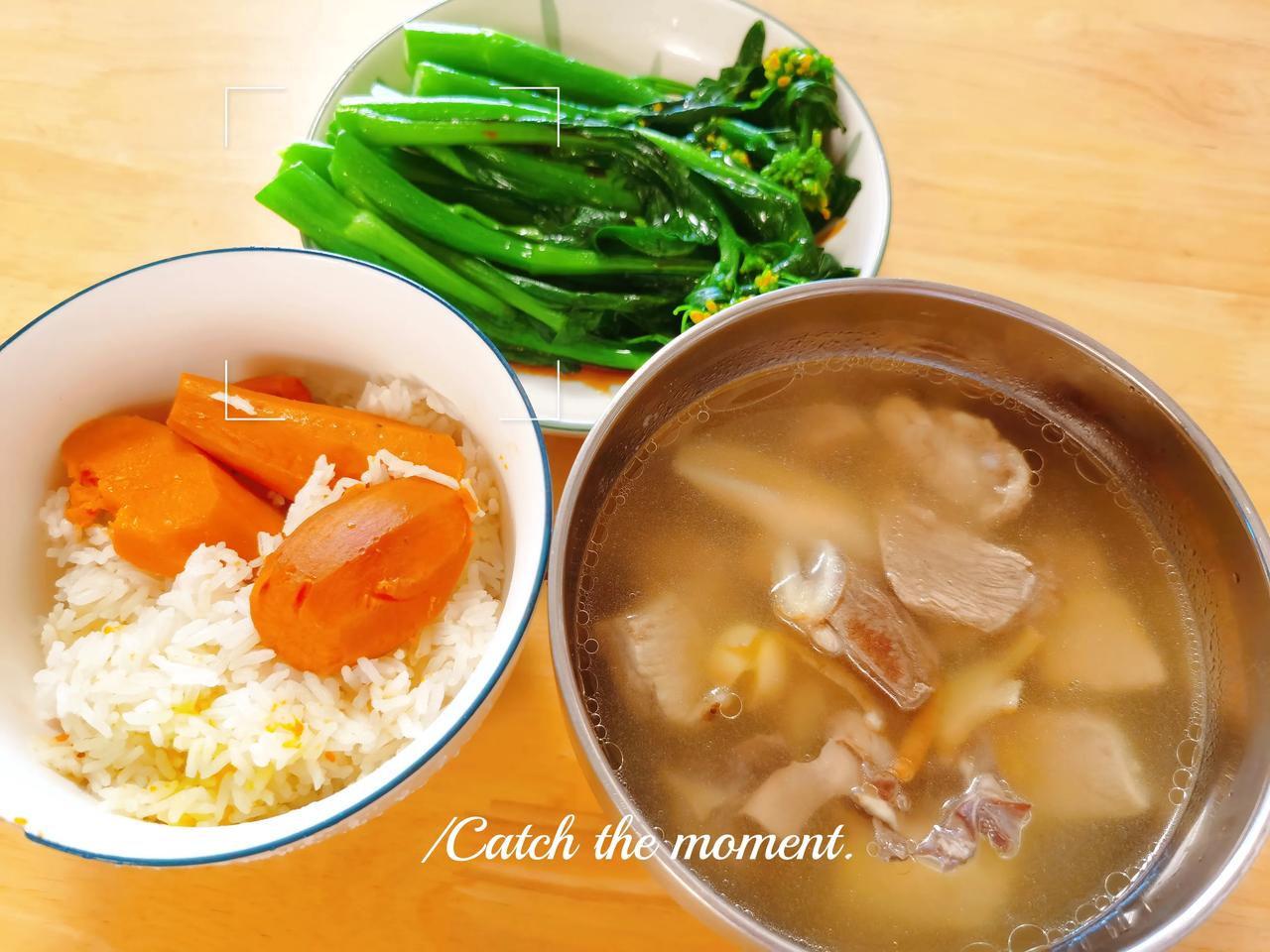 我喜欢动手煮饭吃，即便是煮个面条🍜也不想吃外卖[偷笑]今天中午一个人在家午餐煮