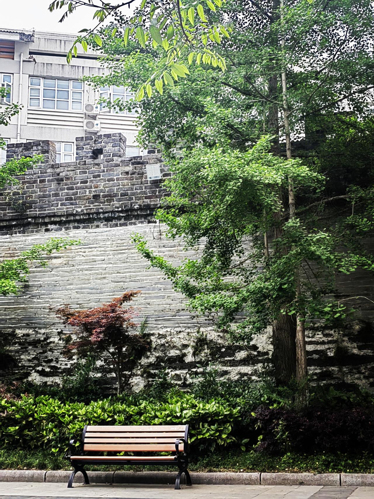 最脏的男人女人
究竟是怎样一副模样
你可曾见过？
就是那种毫无边界感的人
跟谁都