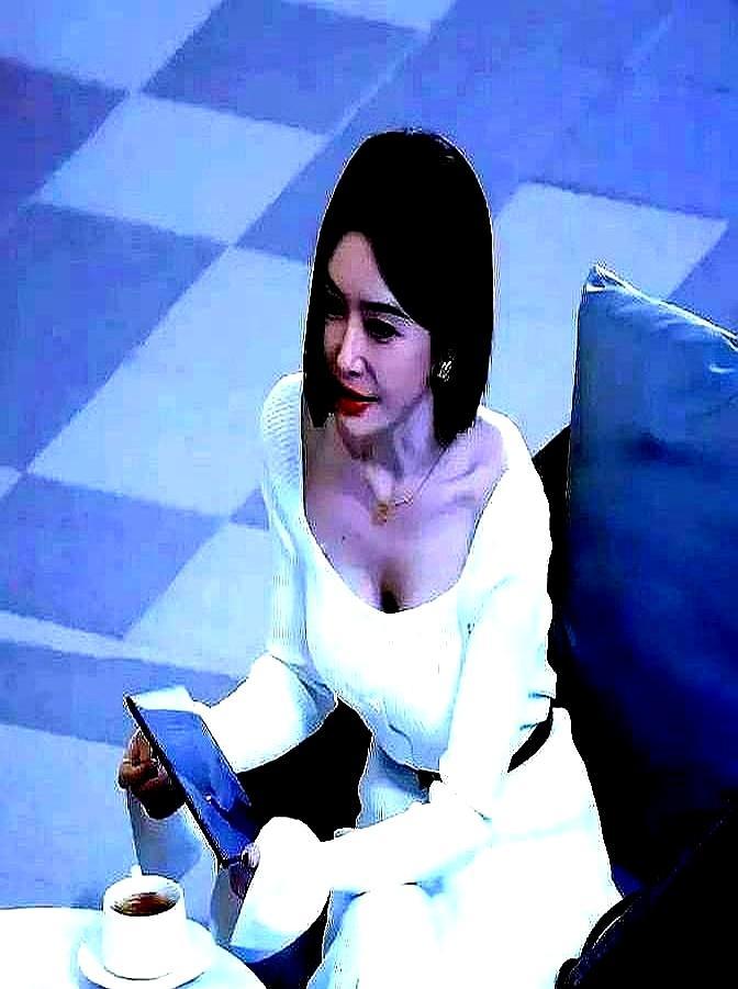 魏大勋的身体僵成了钢筋，脖子都不敢转一下。他左边，站着杨幂。
 
杨幂是过来跟董