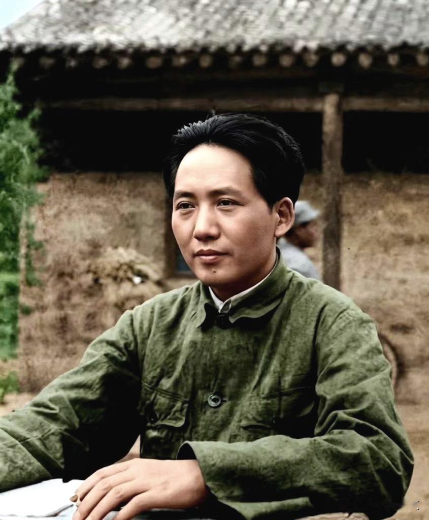 极为罕见的一张照片。

这是1935年毛主席在四川会理一农户家的照片（修复上色）