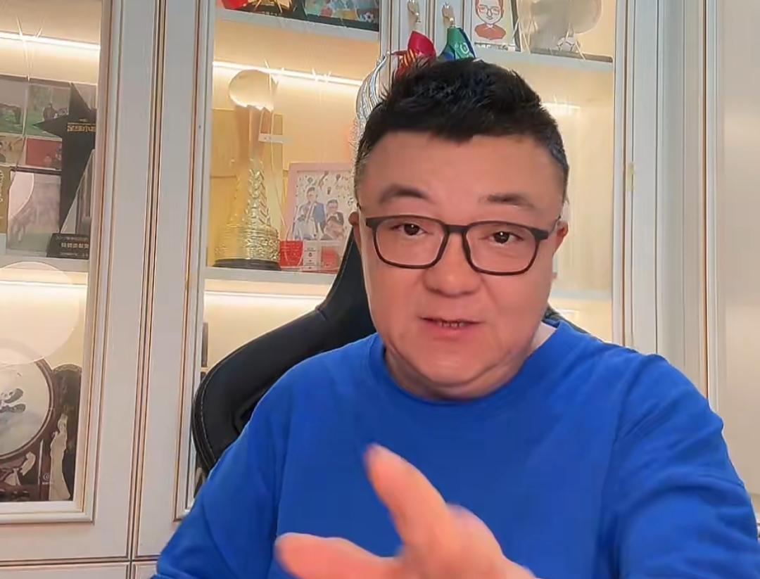 董路说，有人建议中国足球选材应选农村的孩子，这个说法站不住脚！可以在农村选长跑的