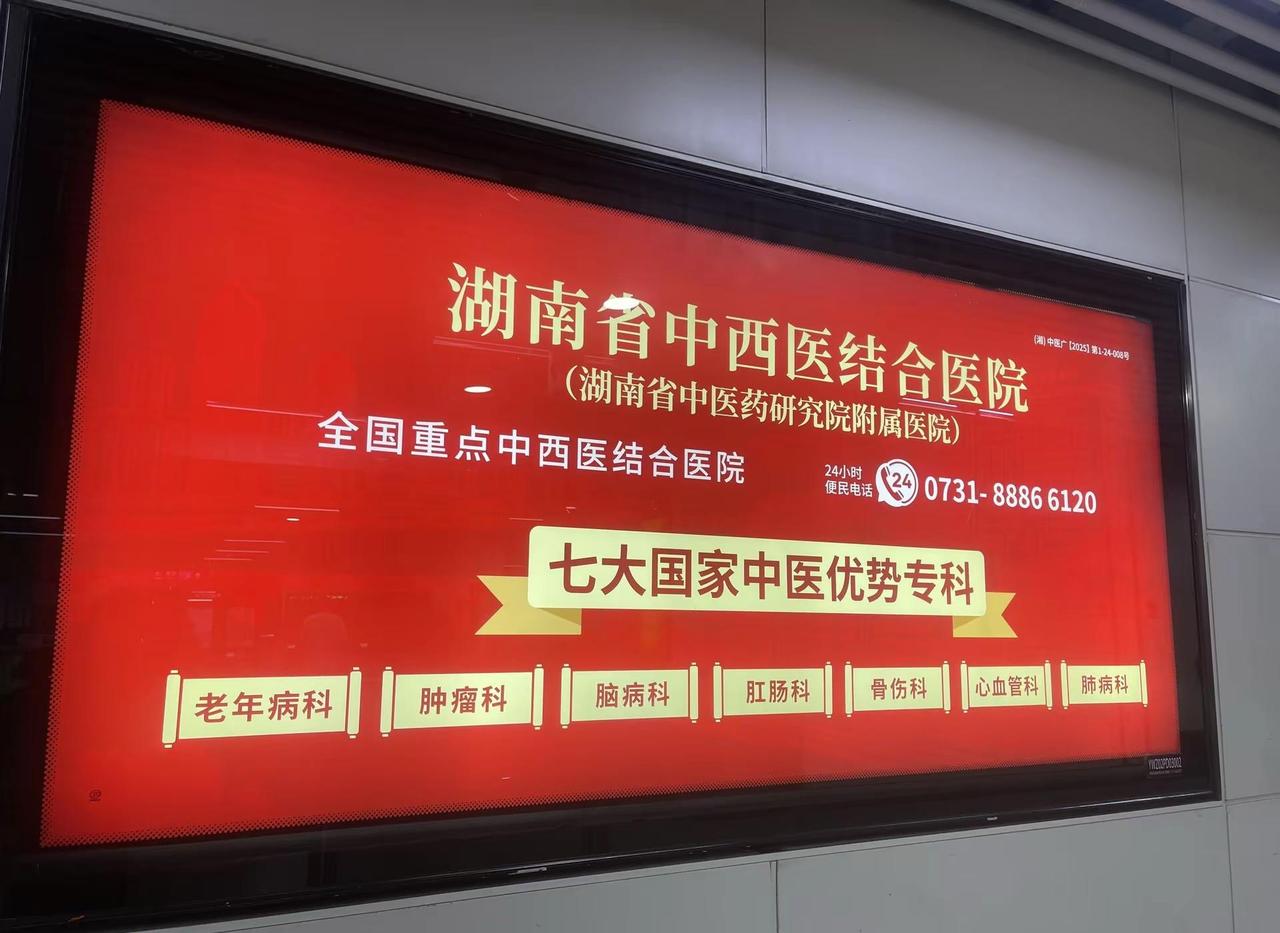 下雨后的长沙天气就凉快了，上午闷热好多人穿短袖了，下雨后乖乖穿上外套