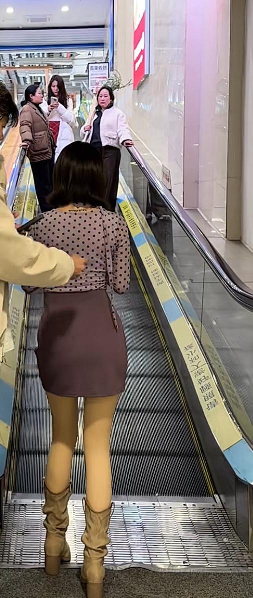 秋冬穿搭指南：棕色连衣裙+高筒靴，温暖又时髦！