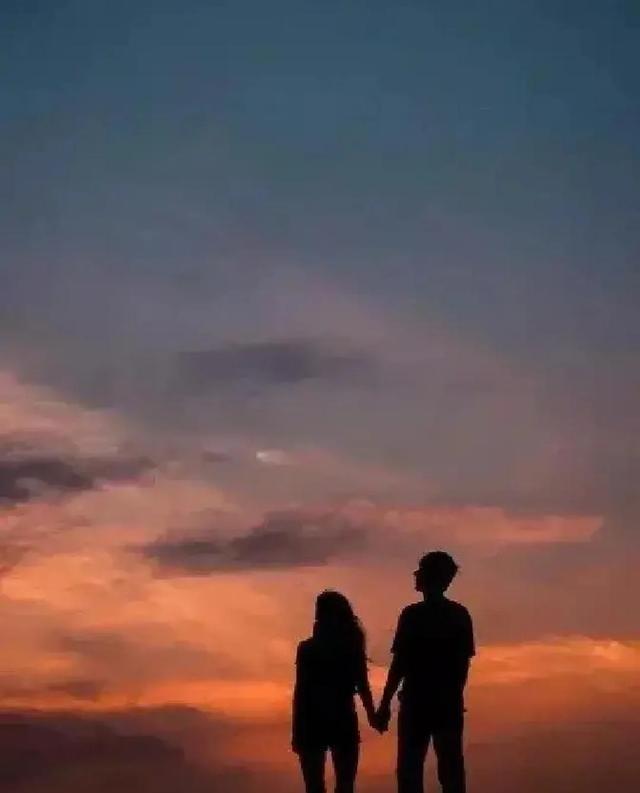 很多男人正在放弃交配权，不是因为女人不漂亮，也不是因为金钱不允许。
夜幕落下，有