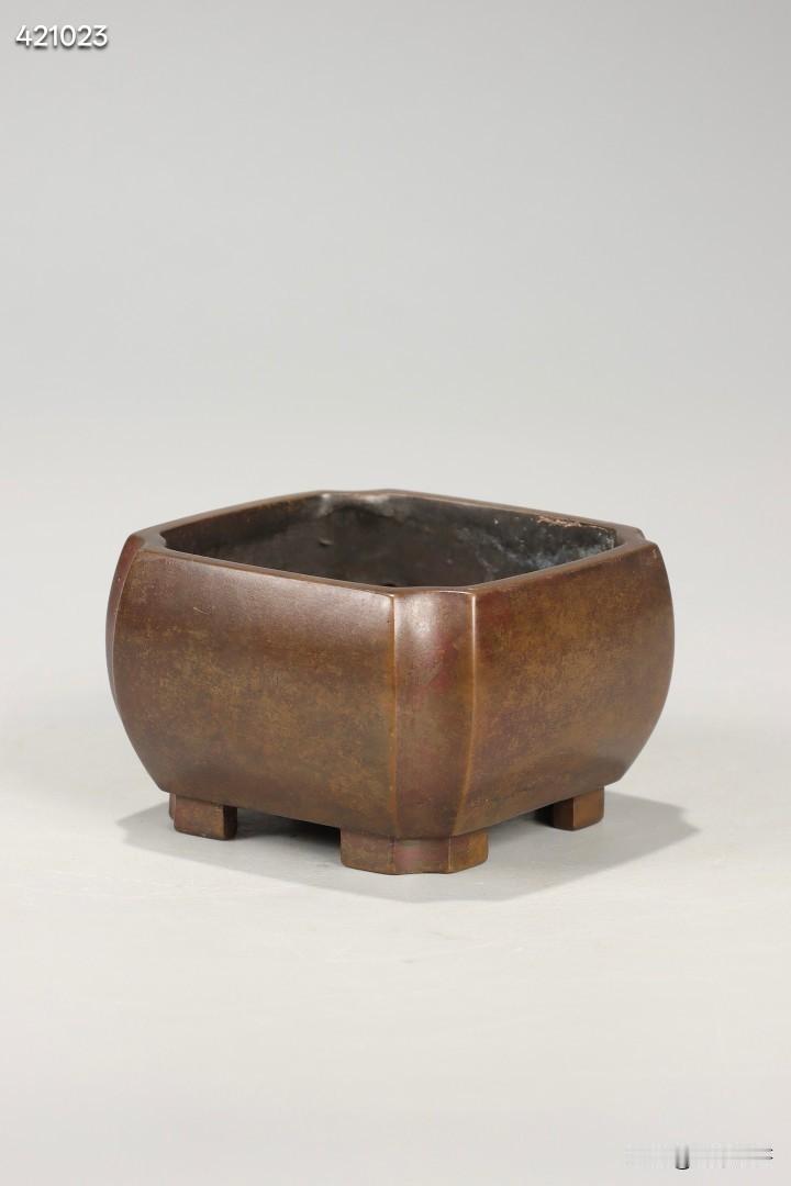 清 私家刻款四方台几炉

规格：高4.7cm，宽7cm，重397g
精铜熔铸而成