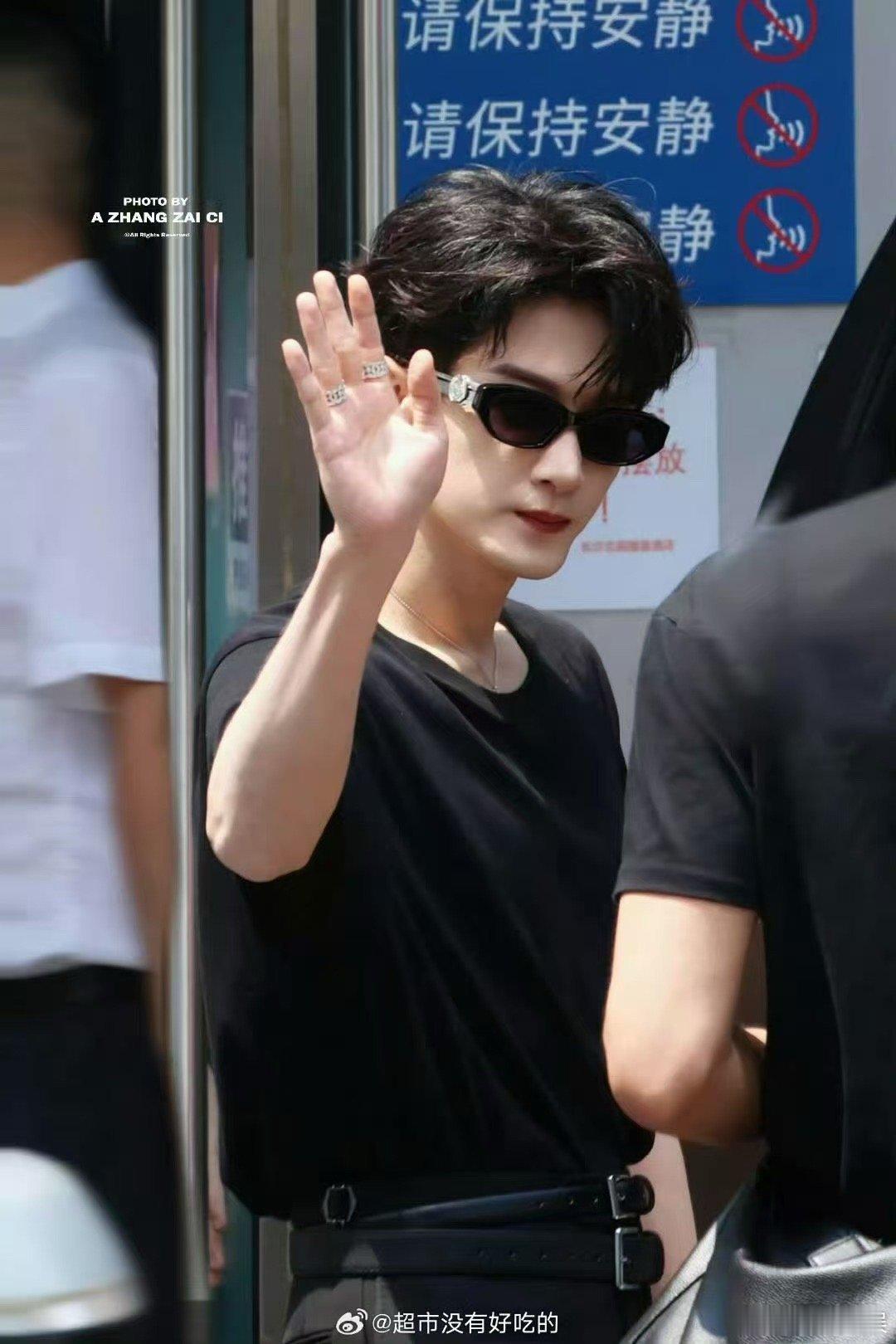檀健次好六全黑look檀健次hi6全黑上班檀健次好六全黑look，帅，[太开心]