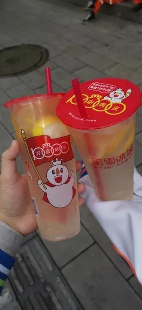 蜜雪冰城宜昌某门店被曝三大问题：1.隔夜鲜果切片藏操作台下二次使用；2.苍蝇污染