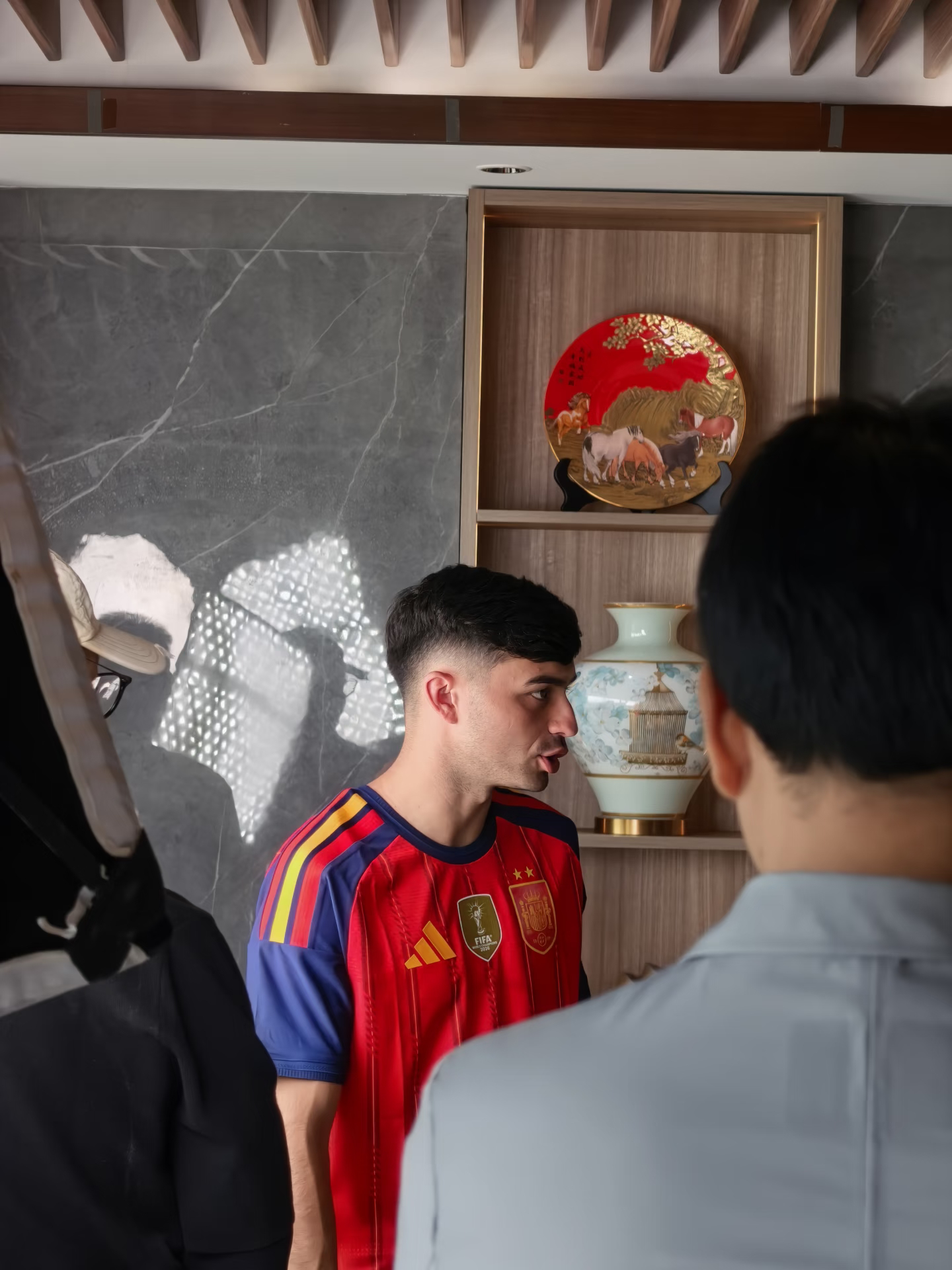中轴观坛：佩德里参加天下足球节目录制。佩德里中国行世界杯巴萨
