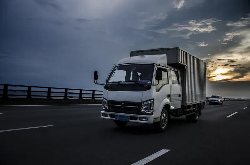 12月21日天津，货车凌晨三点高速公路抛锚，男子打电话东风客服说发动机损坏了，请