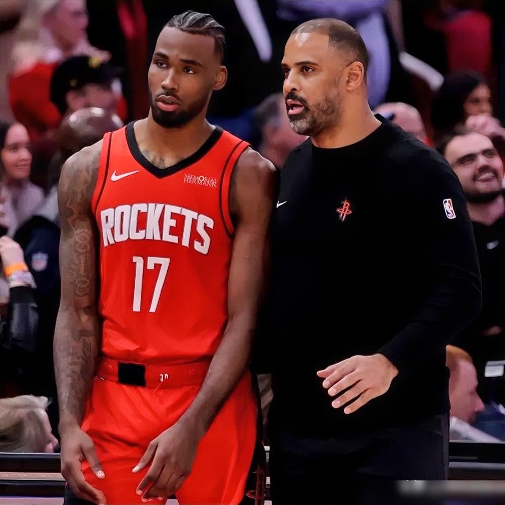 乌度卡这波变阵，是真懂球。
 
连续21投0的伊森直接降替补，提谢波德首发。火箭