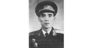 开国中将下连当兵，连长担心他射击考核拖后腿，他却9枪打出86环
那是1958年初