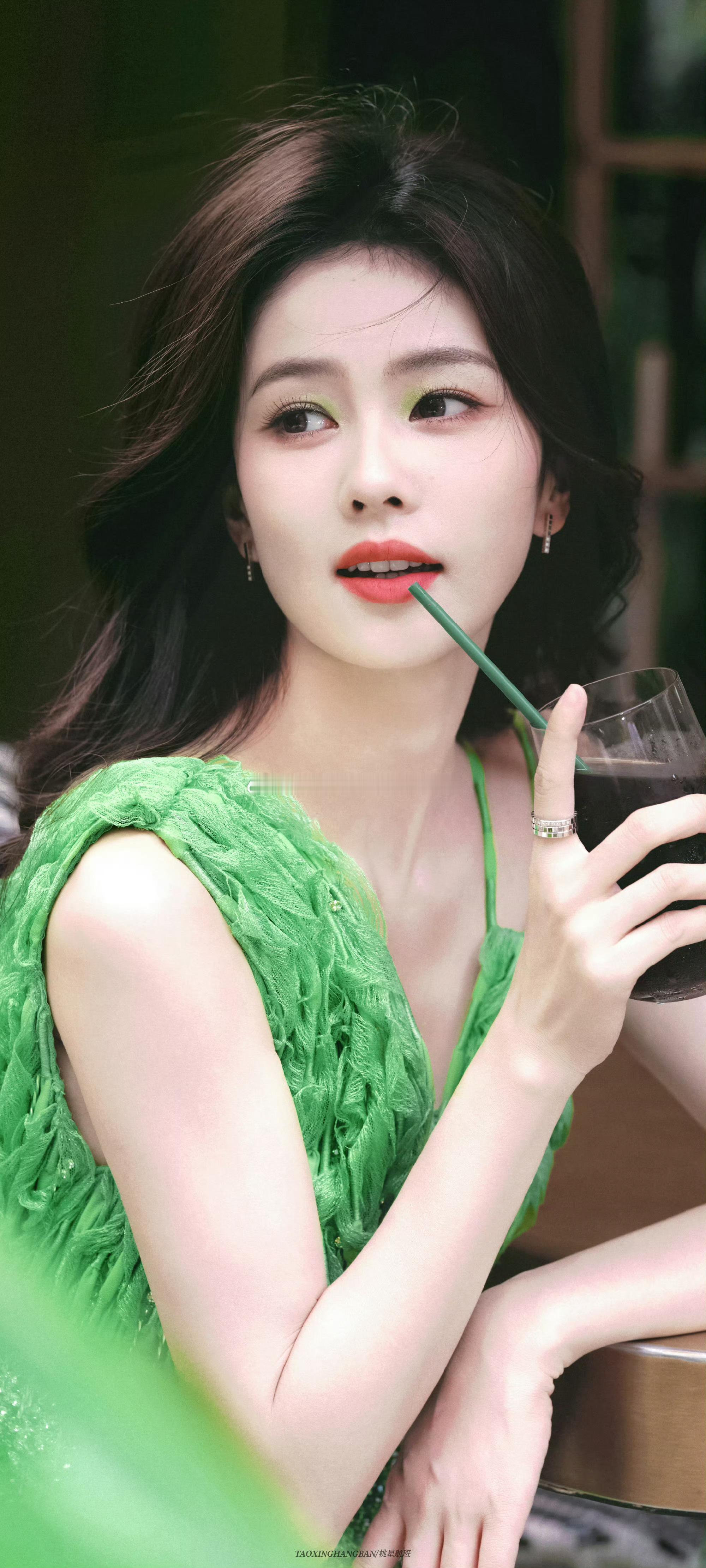 #白鹿泰国见面会绿毯#白鹿这绿裙子真的是细节满满[抱一抱][抱一抱]皮肤白穿嫩绿