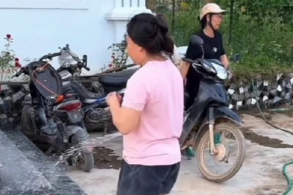 婶婶的弟弟该要回家了这两天小叔和婶婶闹不愉快，婶婶连工地都不去了，起因就是婶婶把
