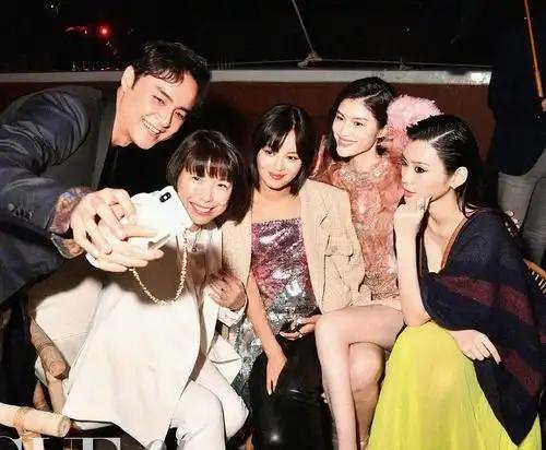 这张靓照，我认出了耸鼻贝齿、喜容绽放的台湾演员明道，柳眉杏眼、朱唇上扬的辛芷蕾与