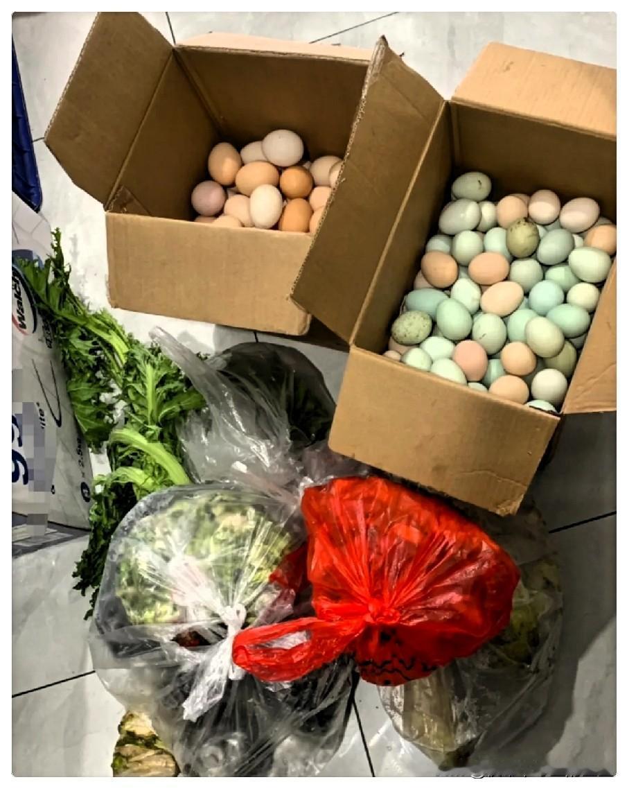 父亲节给双方父亲转钱，令我感受到爸爸和公公的区别。
 
同样各给转了一千过节，两