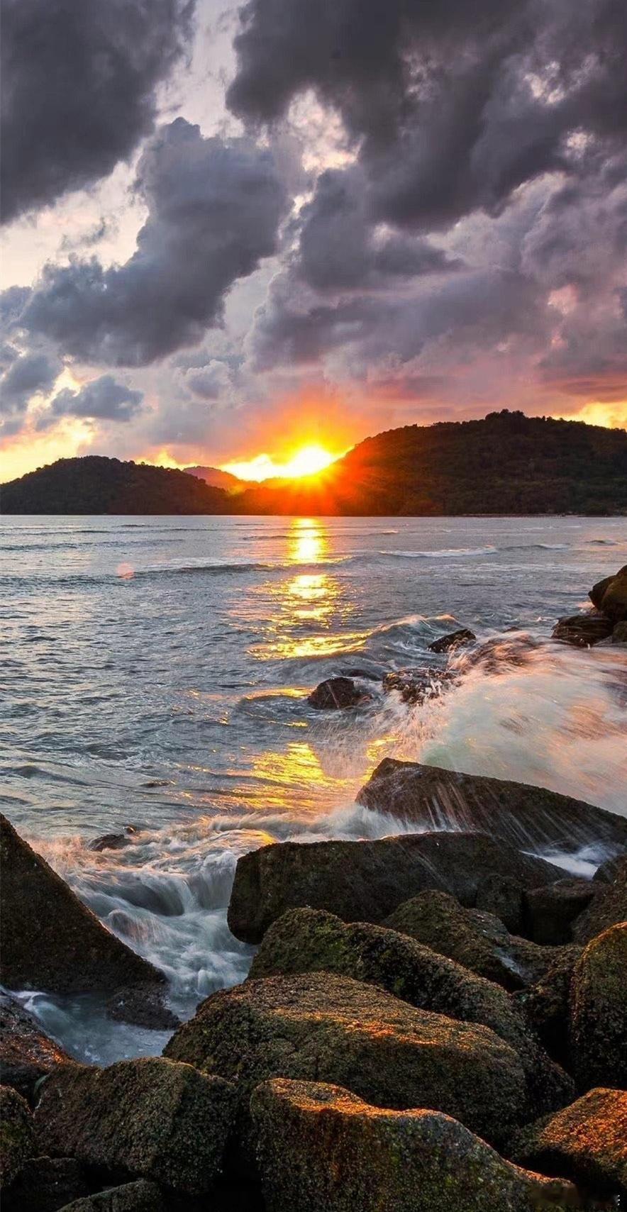 日出之美，便在于它脱胎于最深的黑暗。早上好，开启美好的一天赞一个再走呗