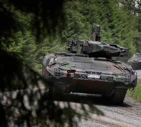 柏林郊外的军工车间里，“美洲狮 - 2” 联合装甲车正式下线 ——3 月 25 