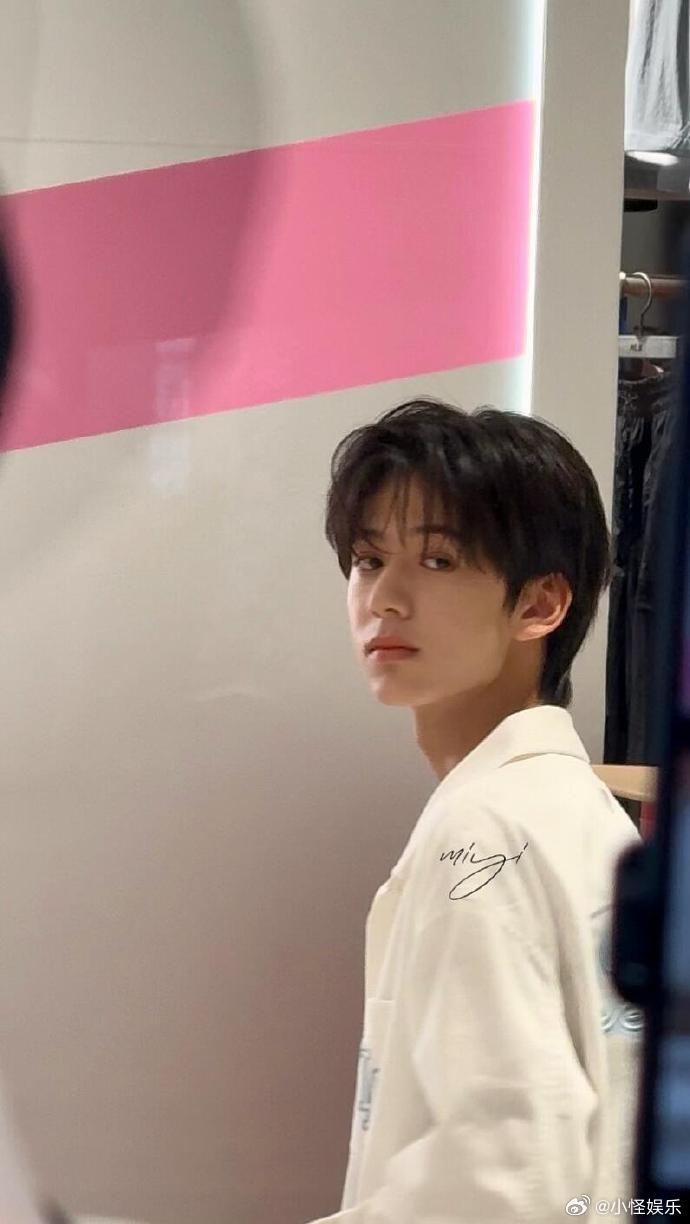 和林子烨对视谁顶得住啊白衬衫yyds！今天也是为林子烨心动的一天 