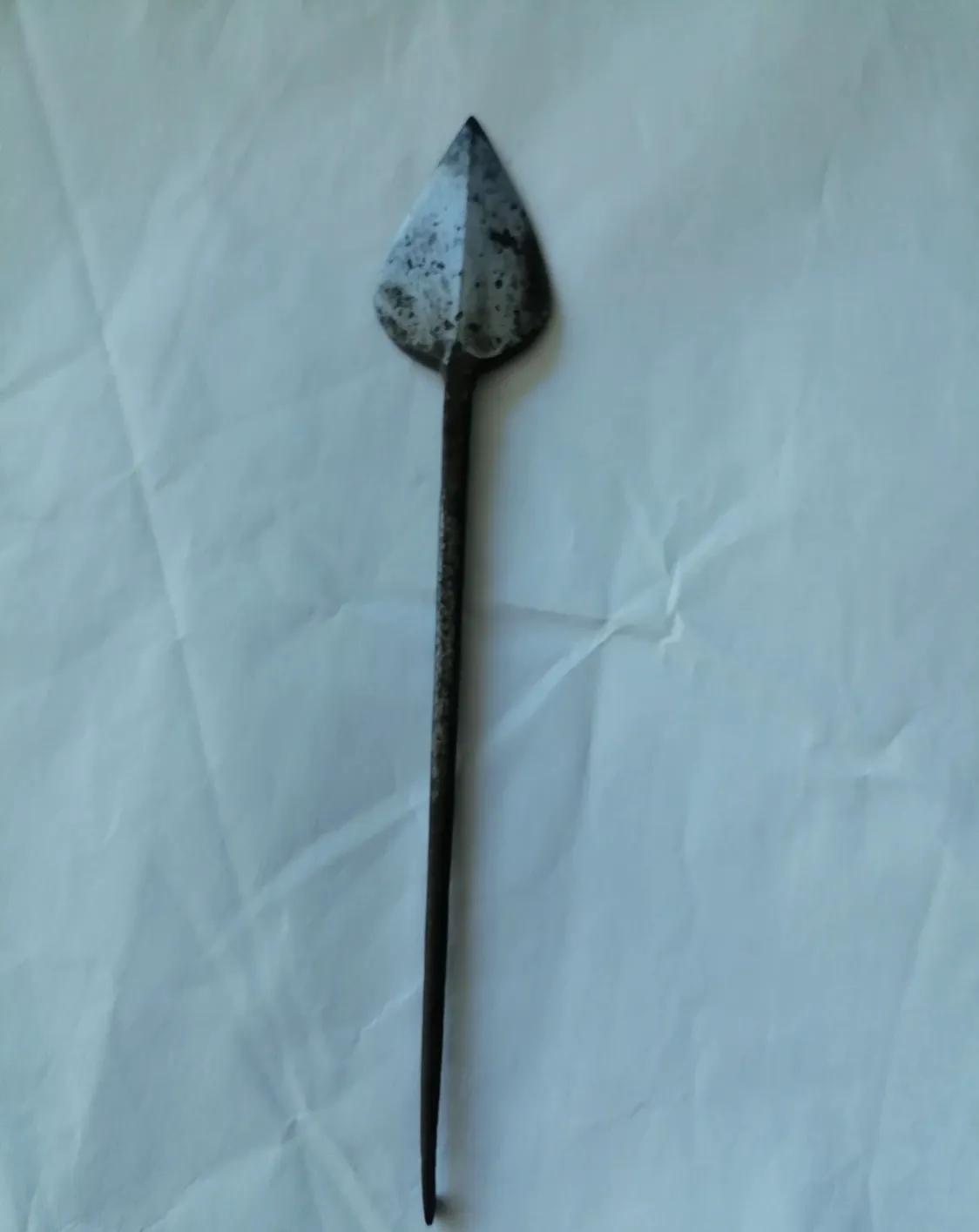 不都说自己见多识广有阅历嘛，看看这个是什么？

这个老物件我是不认识，我不知道是