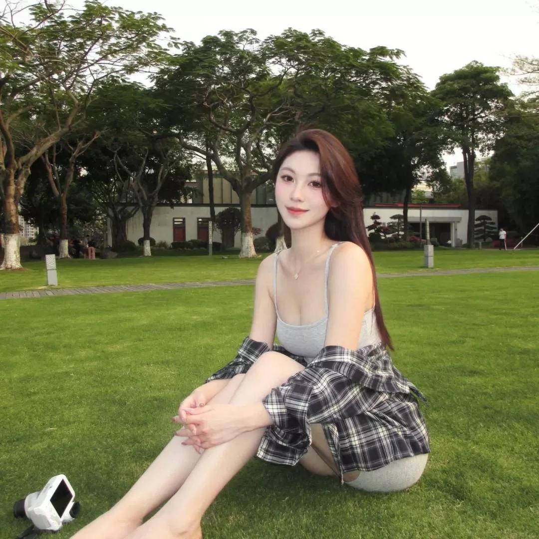 在公园里享受宁静的午后时光，与大自然亲密接触。自然漫步时光 公园散步时光 公园意