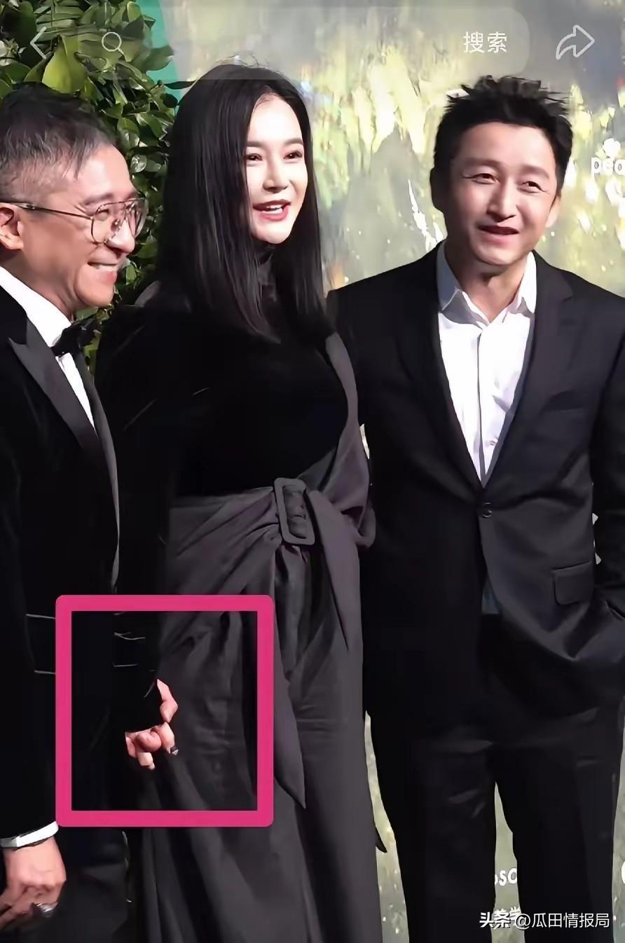 这位大boss径直走向冉莹颖，在冉莹颖身边站好，两个人自然而然的就十指紧扣了！！