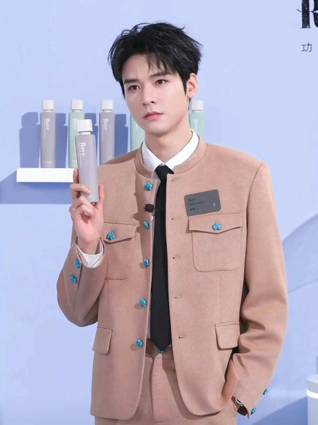 龚俊今晚直播图，好周正的帅哥