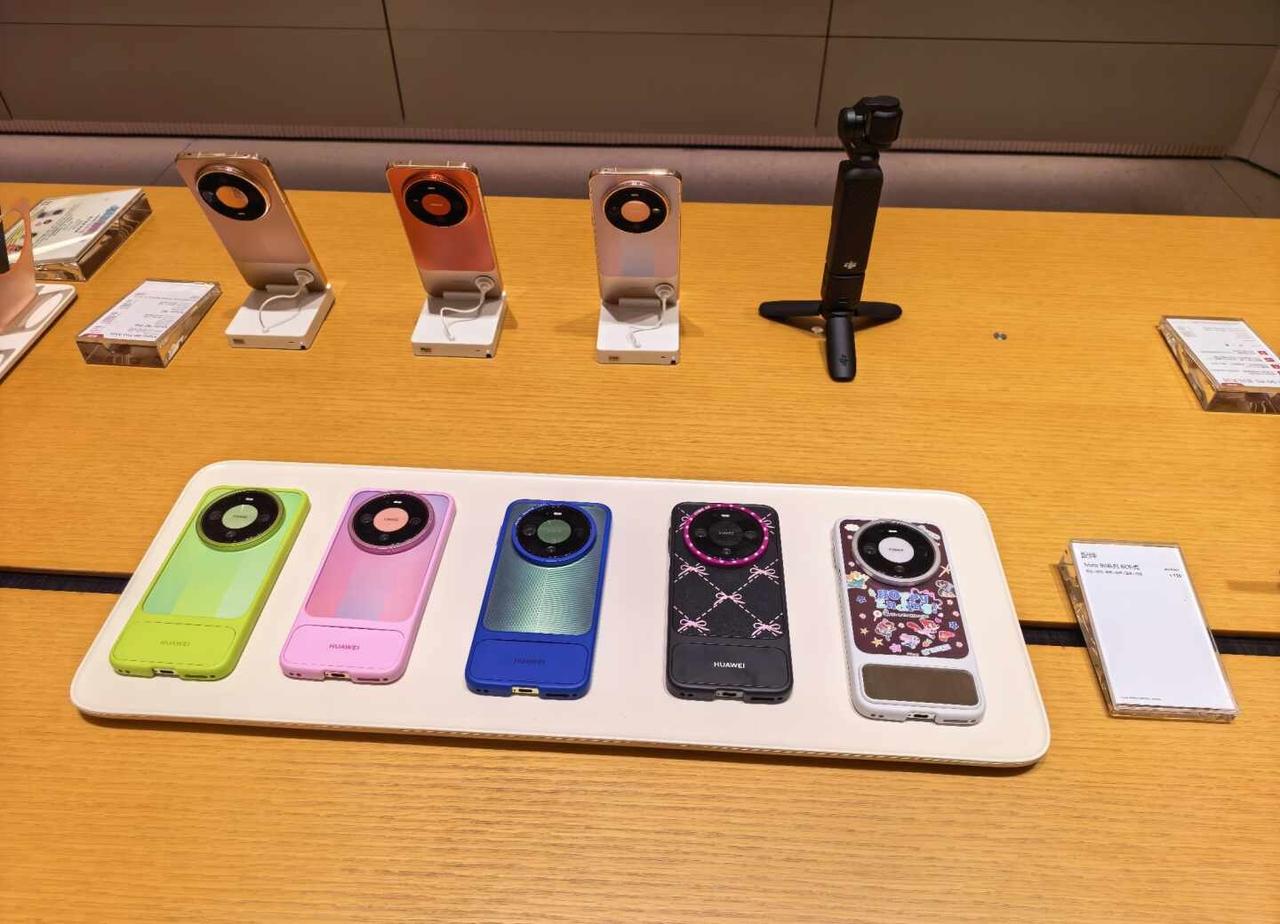 HUAWEI Mate90 宝石环登场
光影流转，一眼沦陷。
Mate90标准版