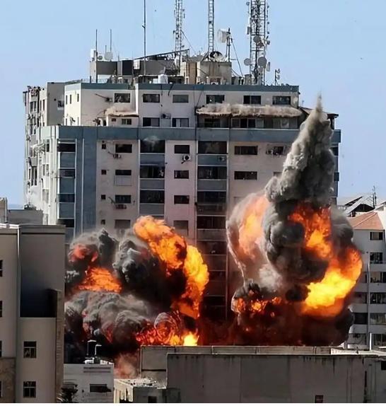 乌克兰用国家给全世界上了血淋淋的一课，仗打完了，土地丢了四分之一，人跑了一千万，