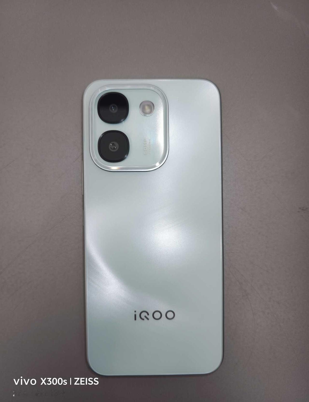 开启闪光灯才读懂了设计师的浪漫
vivo iQOOz11s 氛围感利器