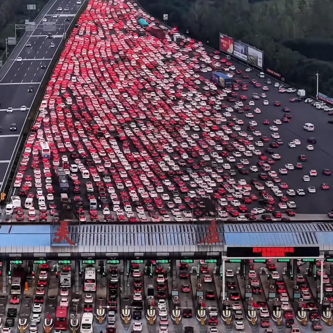 返程大聪明集体翻车：原来人人都想“错峰”

你堵车了吗？反正我是堵了。

听说“