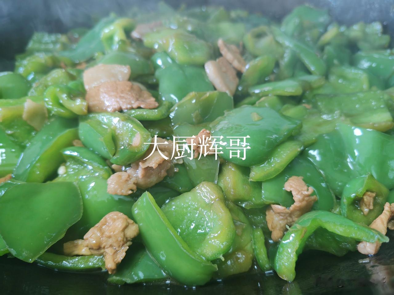 哪种隔夜菜最好吃呢？
要我说，一个是蒜苔炒肉，一个是青椒炒肉。只有隔夜后才有那种