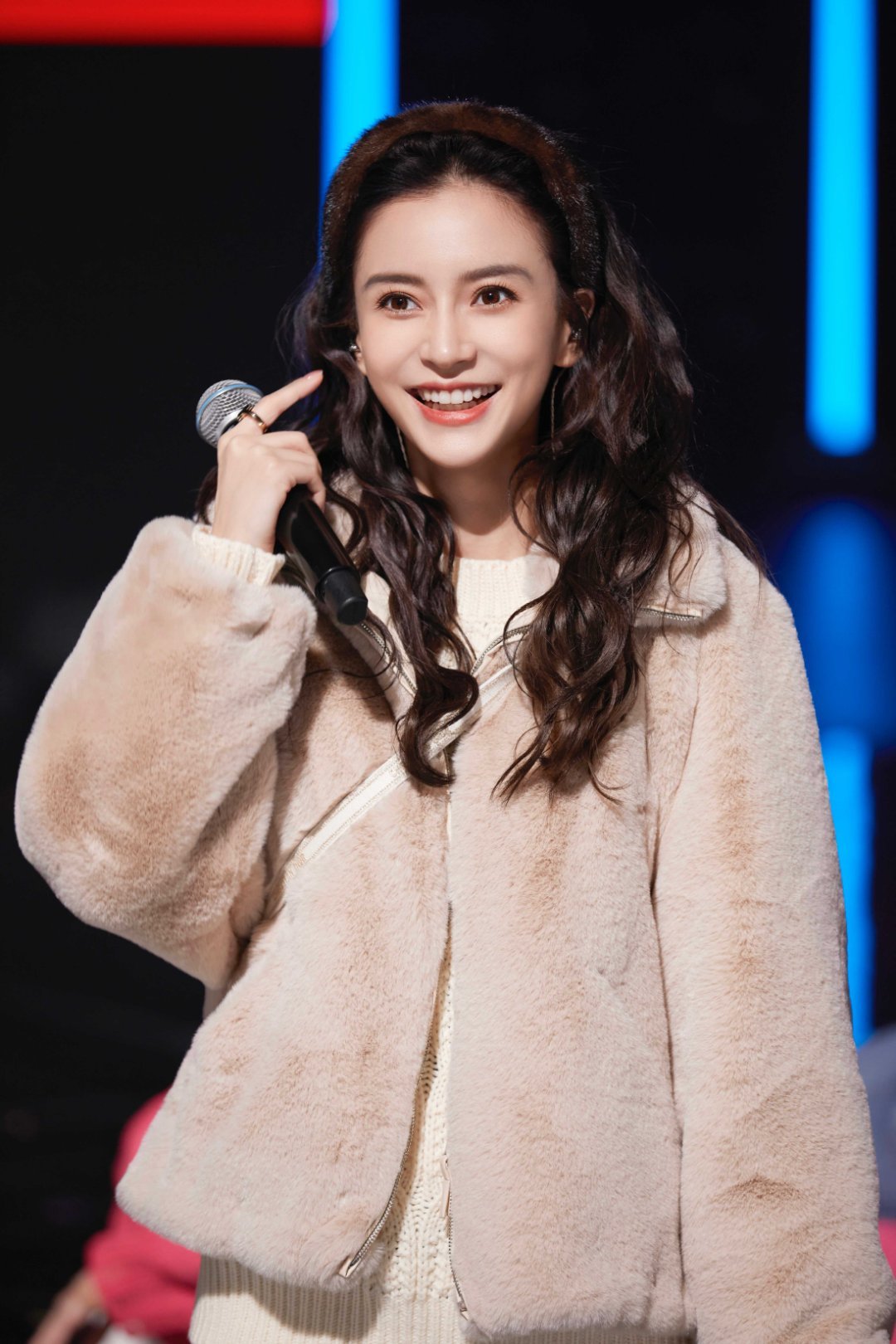 angelababy angelababy “炽热的阳光与街道的繁荣，都在告诉我