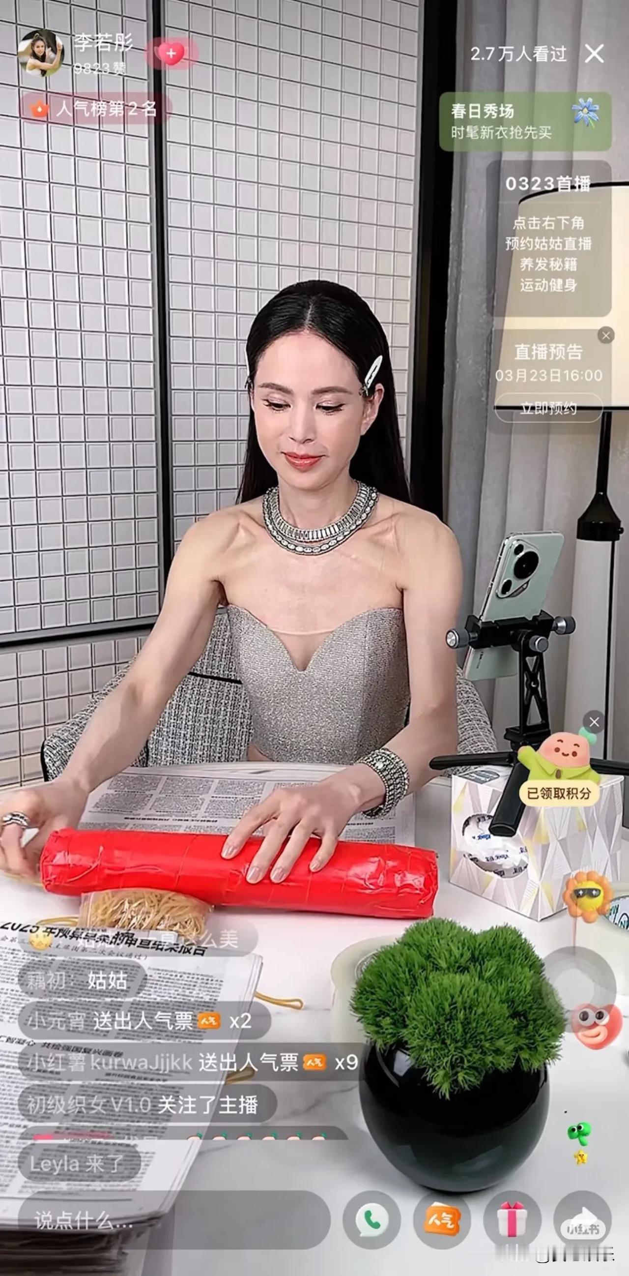 李若彤的锁骨好像蝴蝶啊！！
以前看过李若彤晒腹肌的照片，穿着露腰衣服走红毯，腹肌