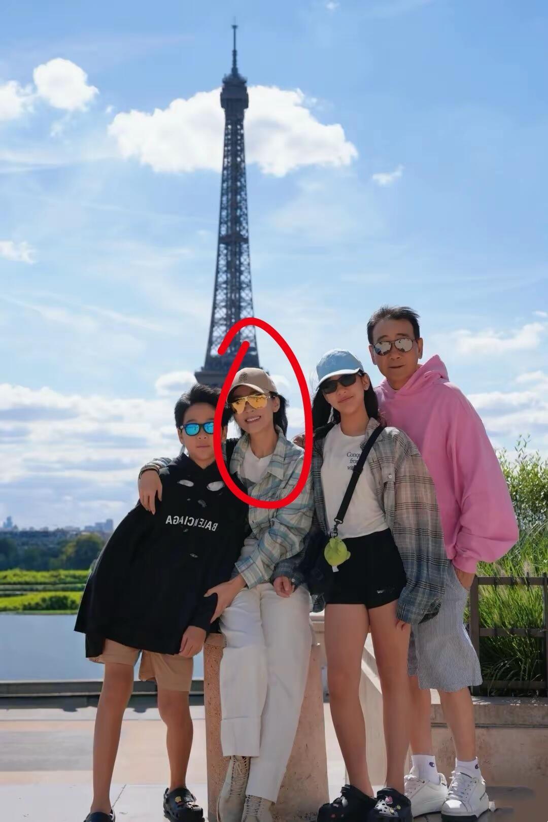 苗圃一家四口巴黎度假照，女明星化完妆脸和脖子也不是一个色儿啊[允悲] ​​​
