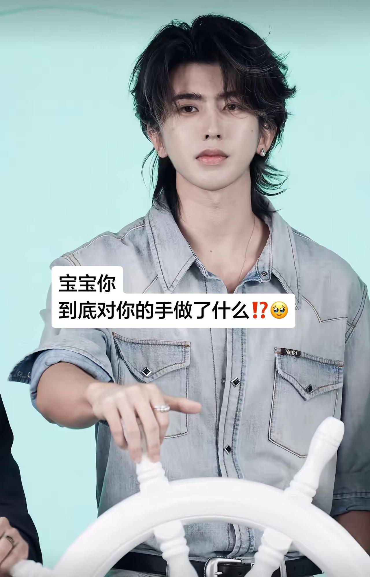 依旧白色手套。蔡徐坤 buv洗面奶