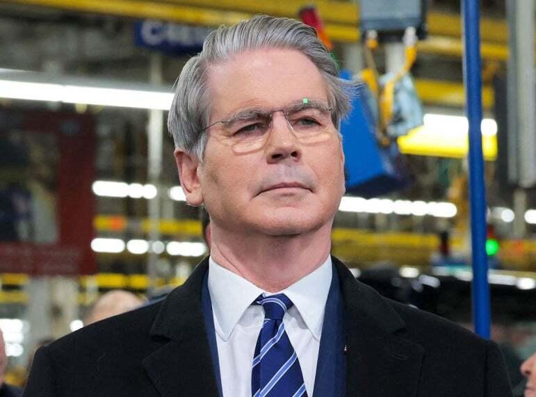 好家伙，直接明抢了！
1月20日，美国财长贝森特再次发声：要求欧洲切勿报复美国在