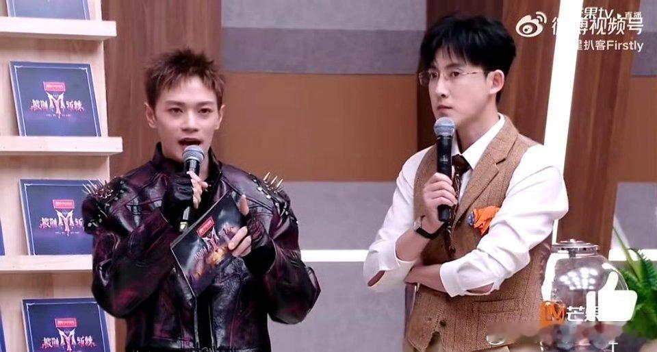 曹骏耳返两次没声音的原因披荆斩棘直播 原来直播舞台时曹骏的耳返接连两次出状况，大