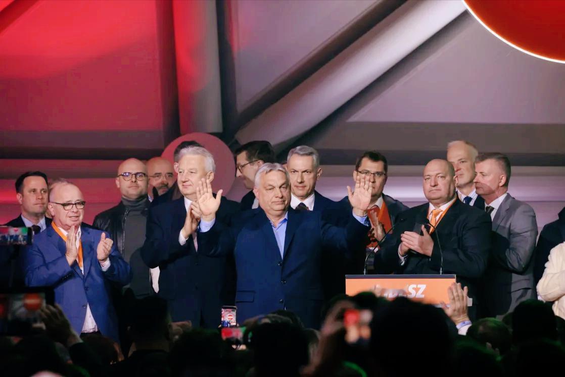 午夜，欧尔班在竞选总部承认败选并祝贺胜利者。欧尔班表示，选举结果痛苦却明确，青民