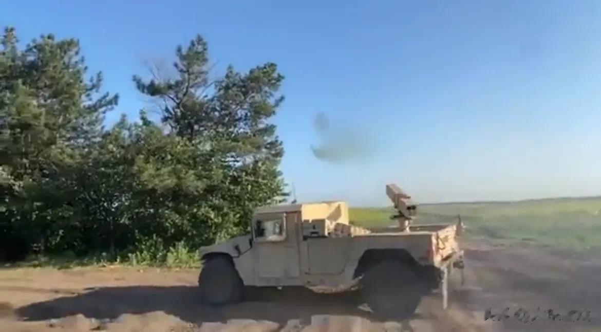 乌克兰军队装载在悍马HMMWV 上的 LAND-LGR4 APKWS 火箭炮，向